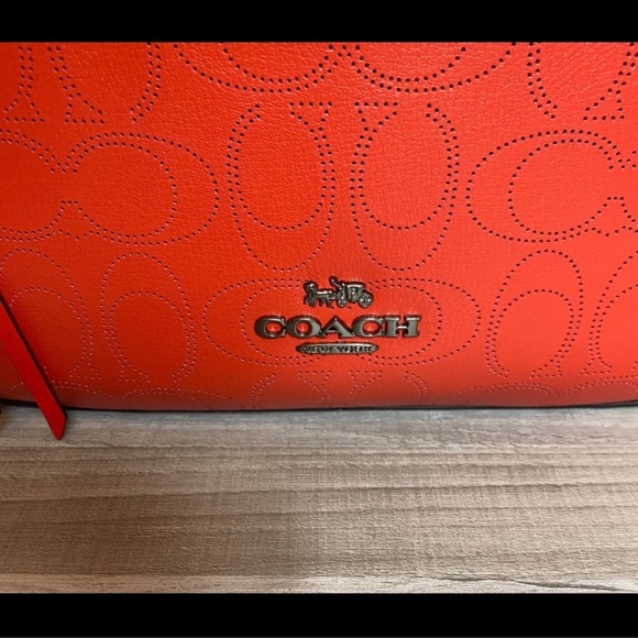 A medium backpack - Picture 4 of 11